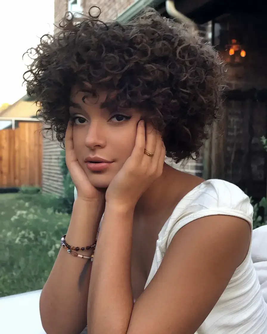 cute natural summer hairstyle ideas 2025+Short Rounded Curls with ’70s Flair