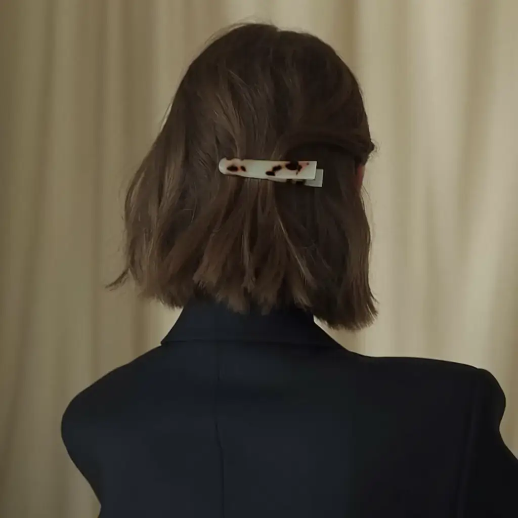 summer hairstyles for short hair 2025+Minimalist Tortoise Clip Twist