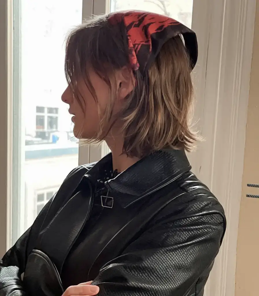 summer hairstyles for short hair 2025+Bandana Bob with Effortless Ends