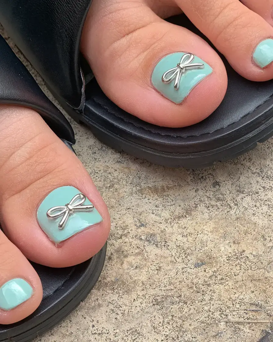 summer toe nails ideas 2025+Minty Fresh with Metallic Bows