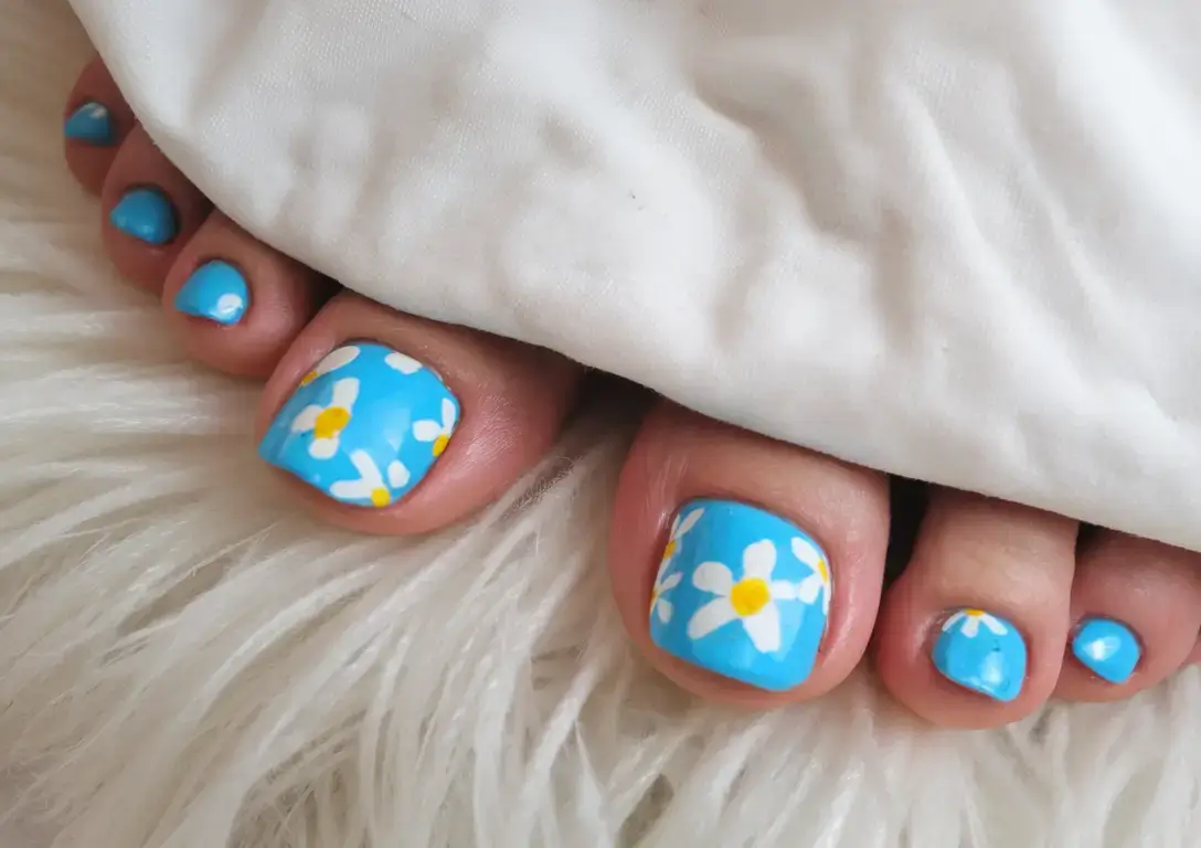 summer toe nails ideas 2025+Bright Sky Blue with Playful Daisies