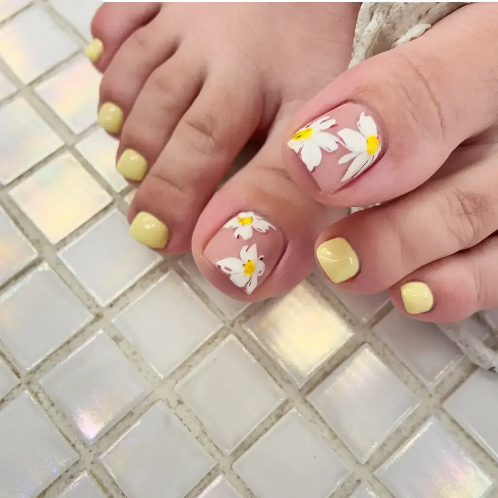 summer toe nails ideas 2025 Daisy Daze in Lemon Cream