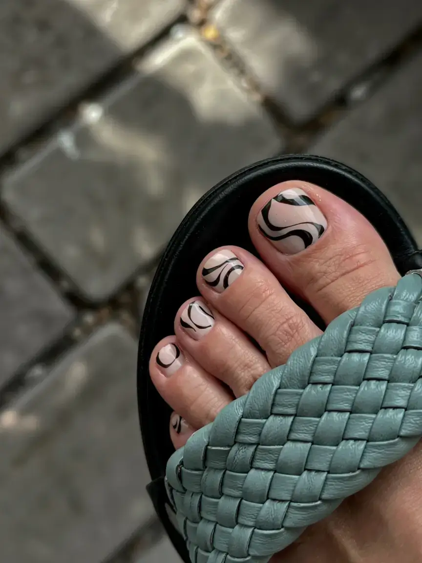 fall toe nail designs ideas 2025 Monochrome Wavy Lines