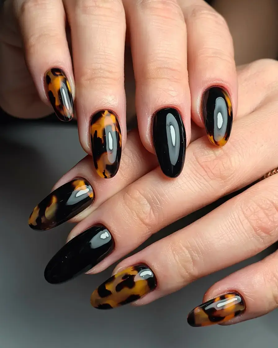 fall tortoiseshell nails 2025 Glossy Duo Black and Amber