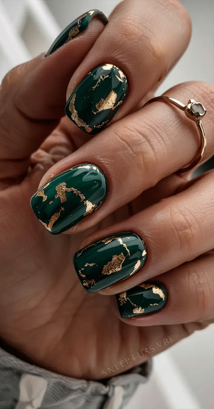 Green Nail Trends Christmas 2025 Emerald Foil Opulence