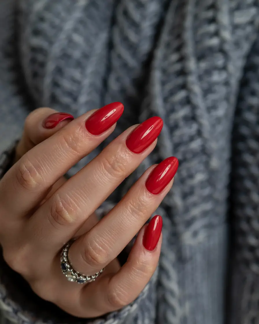 red-nails-2026-Everyday-Luxe-in-Fire-Red