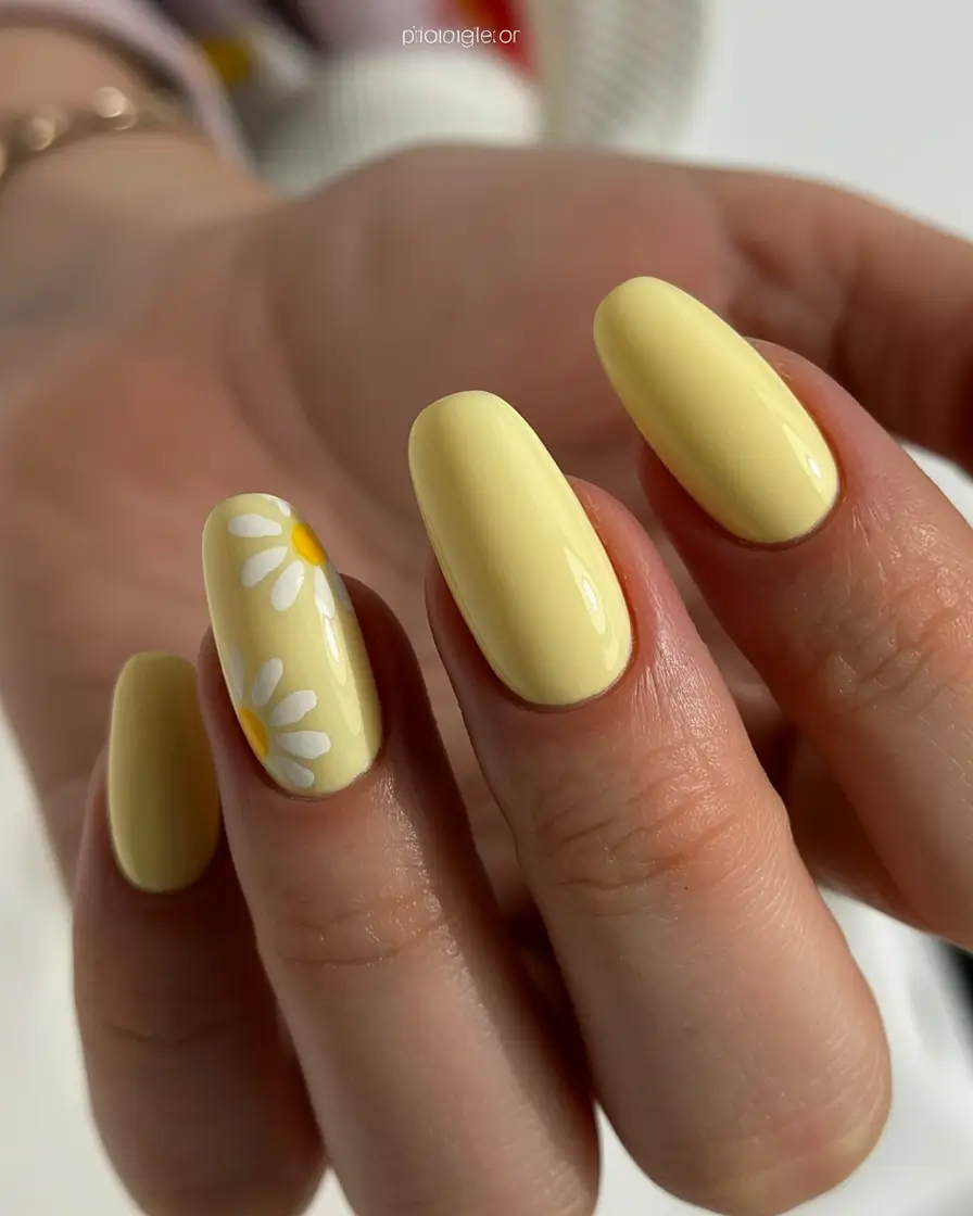 spring simple nails 2026 Golden Daisy Bloom