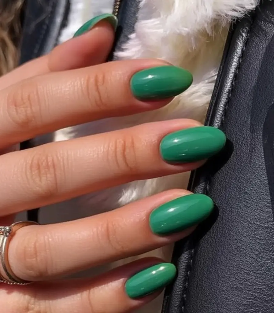 spring to summer season nails color ideas 2026 Rich Emerald Green Nails That Feel Bold Yet Sophisticated