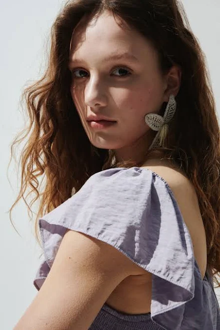 dress H&M Ladies Off-The-Shoulder Flounced Dress H&M $24.99