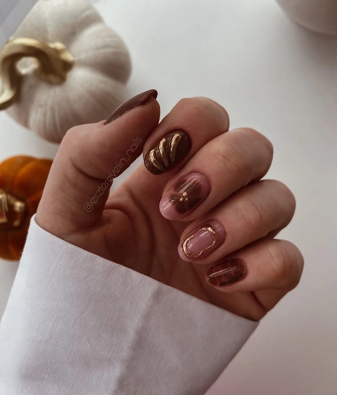 Fall acrylic nails 2026 Chocolate Glazed Neutral Nails With Gold Autumn Details
