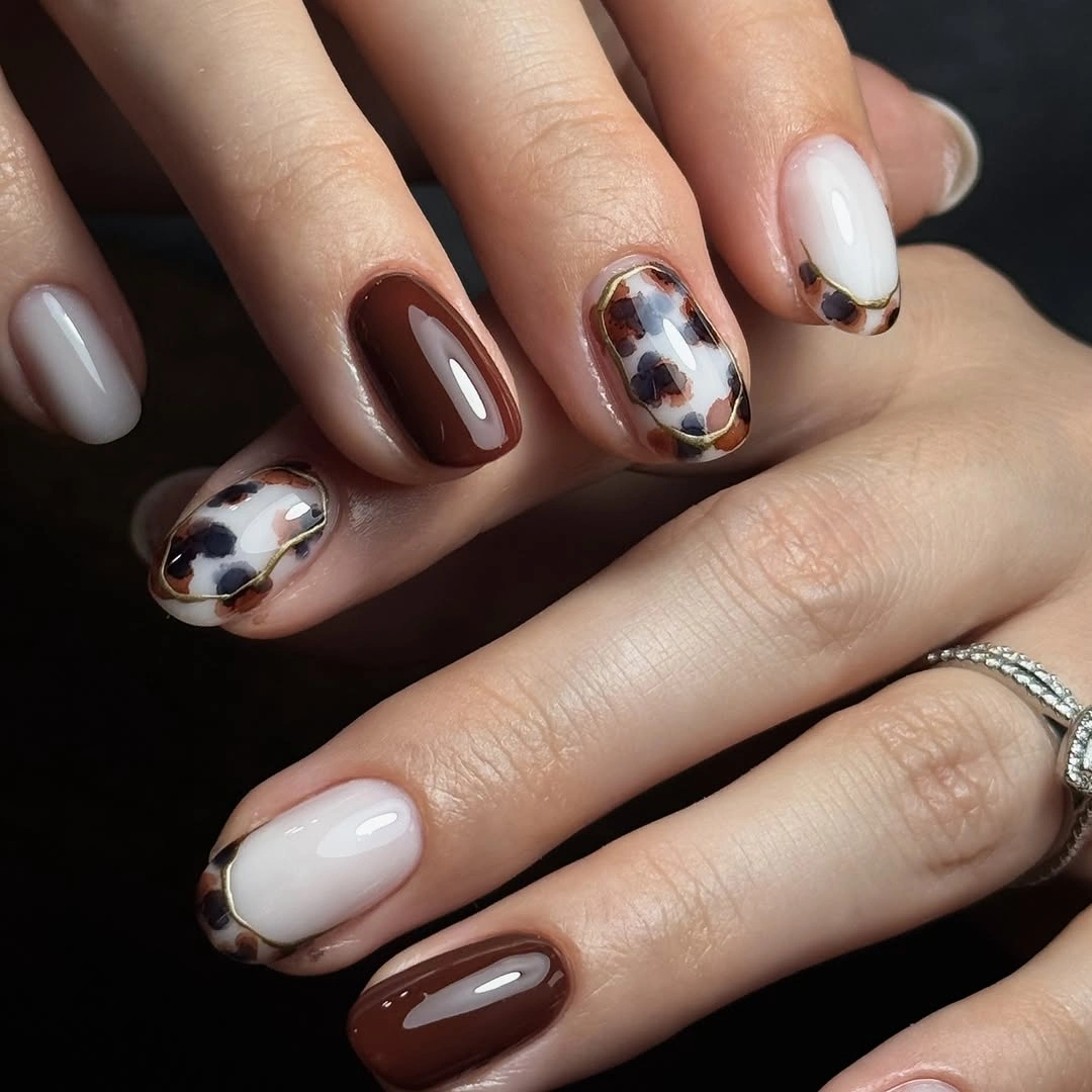 Fall acrylic nails 2026 Chocolate and Leopard Print Acrylic Nails With Gold Outlines