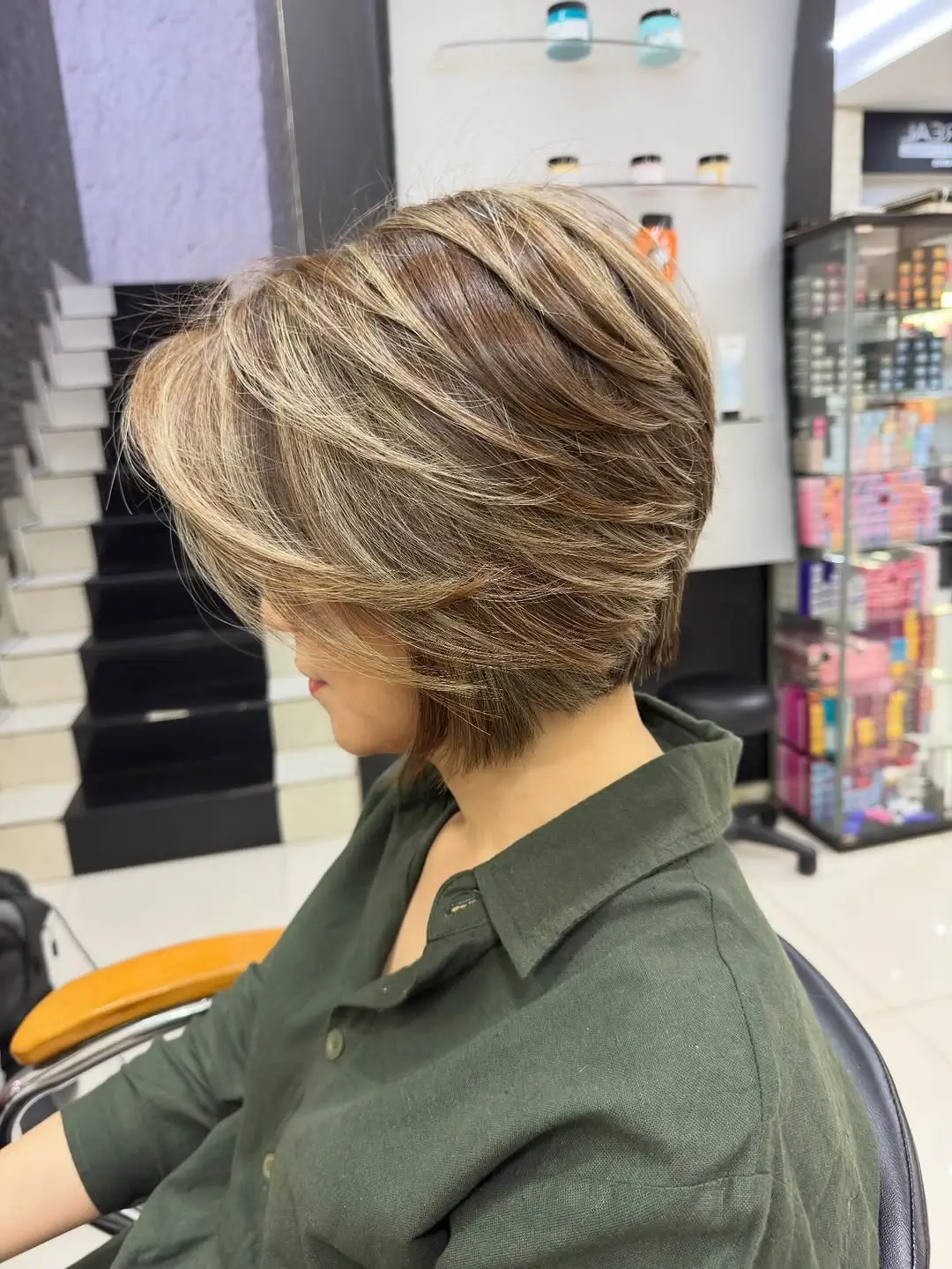 fall bob haircut ideas 2026 Voluminous Layered Bob With Caramel Ribbons