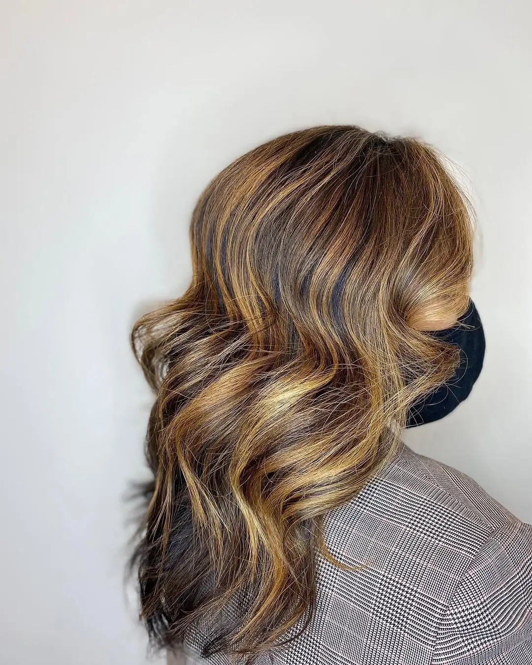 fall hair colors for black women 2026 Golden Ribbon Highlights That Bring Brunette Hair to Life
