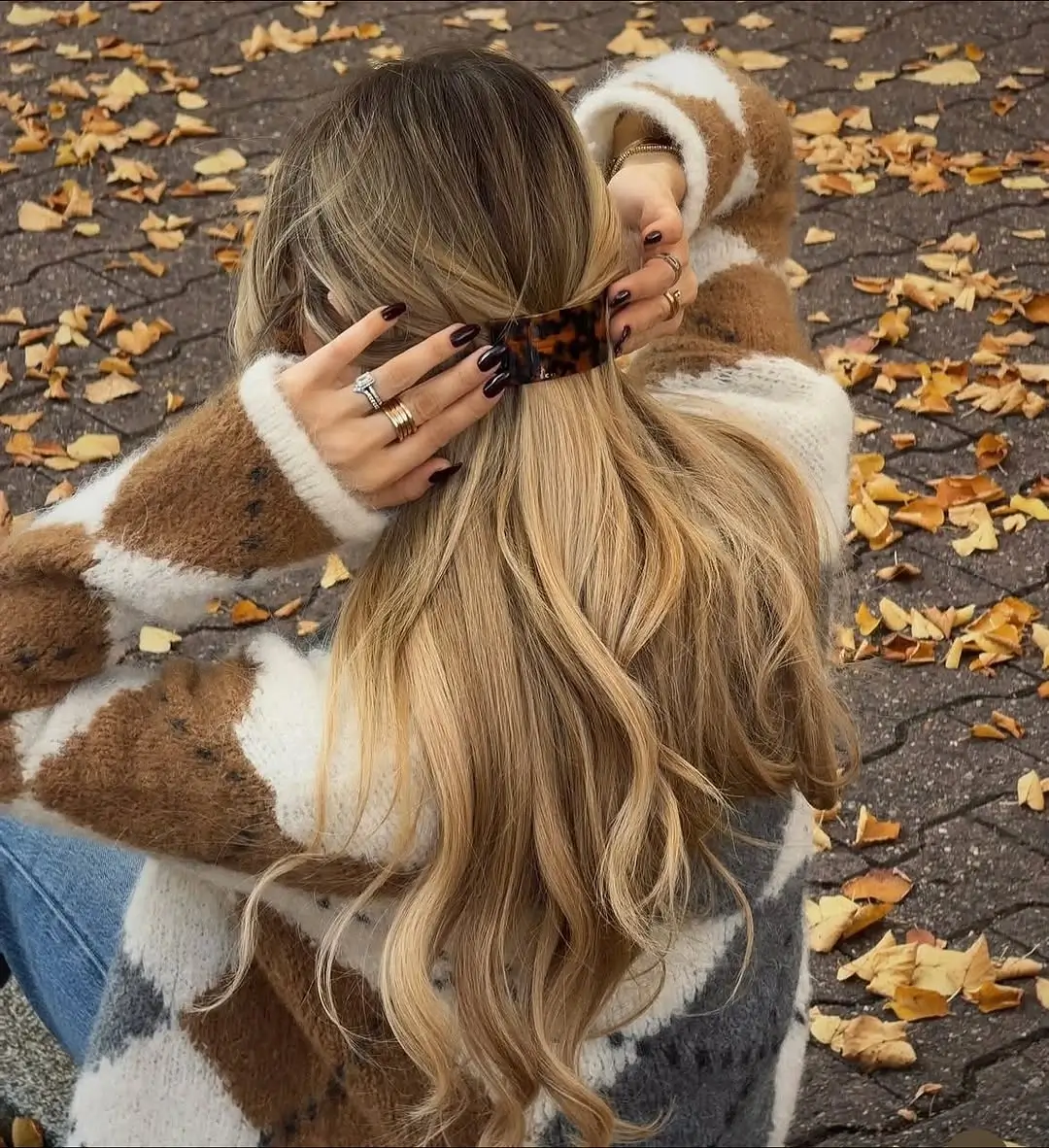 fall hairstyles 2026 Relaxed Half-Up Clip Style with Soft Blonde Waves