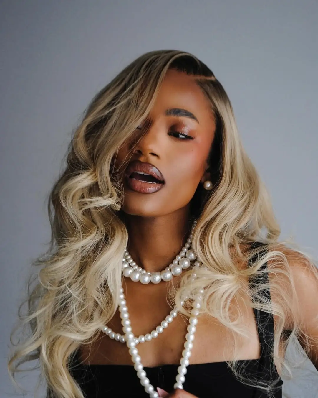 fall hairstyles 2026 Old Hollywood Blonde Waves with Luxe Dimension