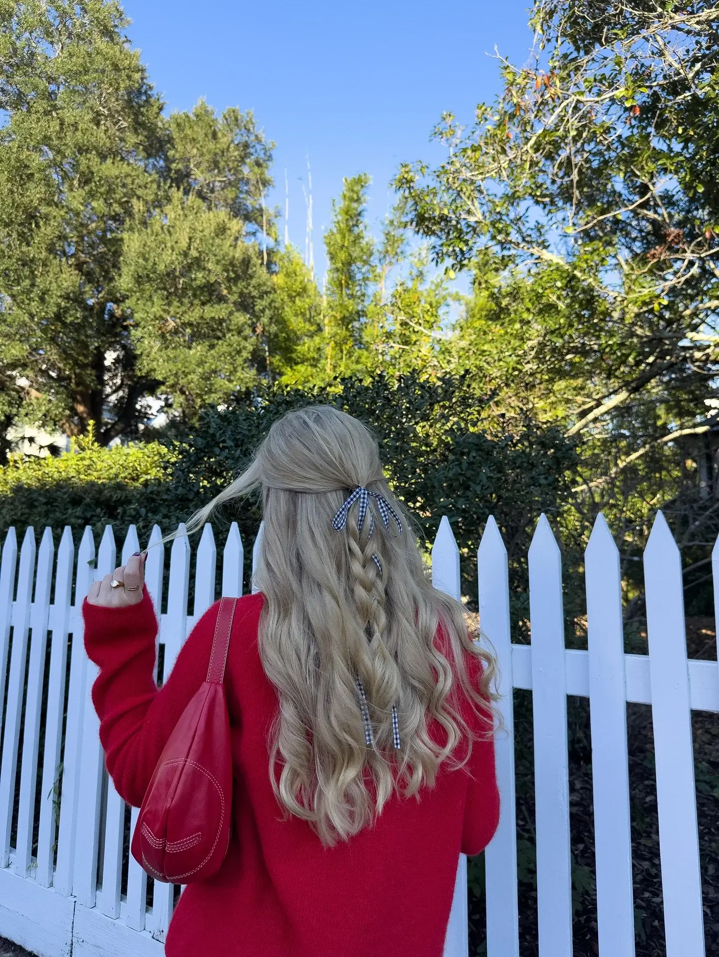 fall hairstyles 2026 Ribbon-Wrapped Half-Up Waves for Cozy Fall Days