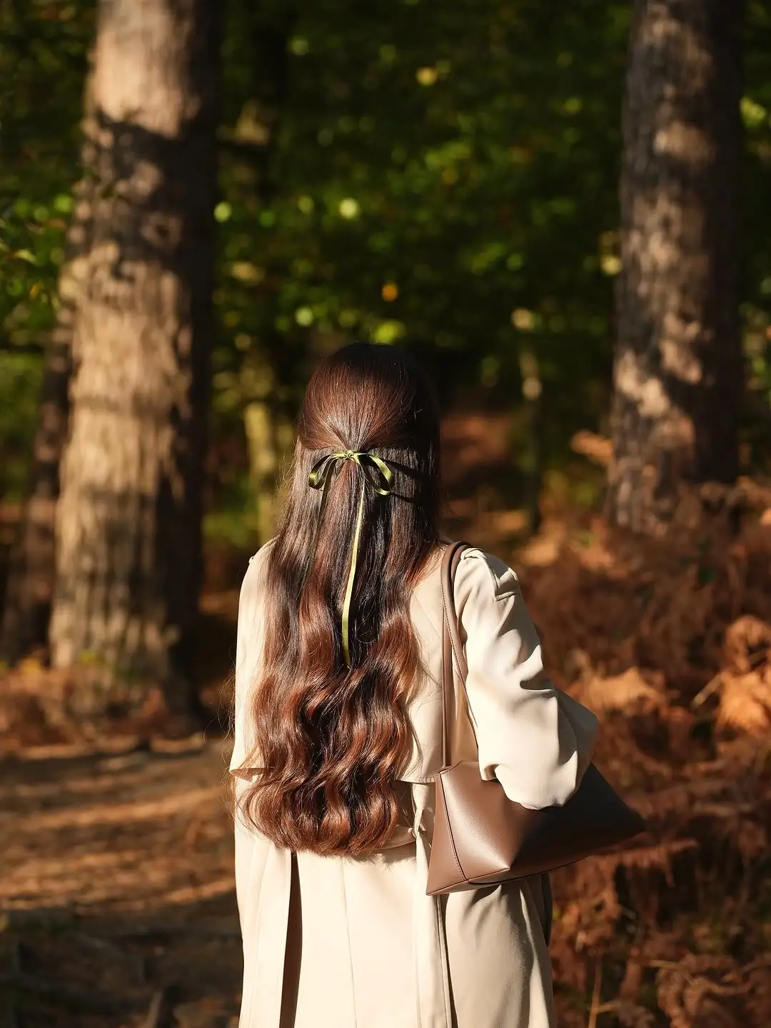 fall hairstyles 2026 Glossy Chestnut Waves with Warm Copper Dimension