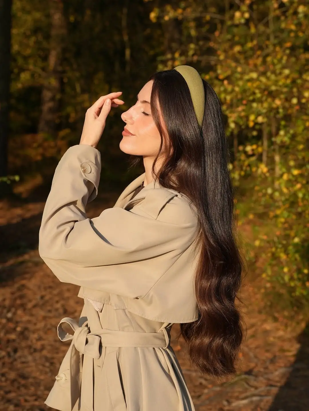 fall hairstyles 2026 Sleek Brunette Waves with a Classic Headband
