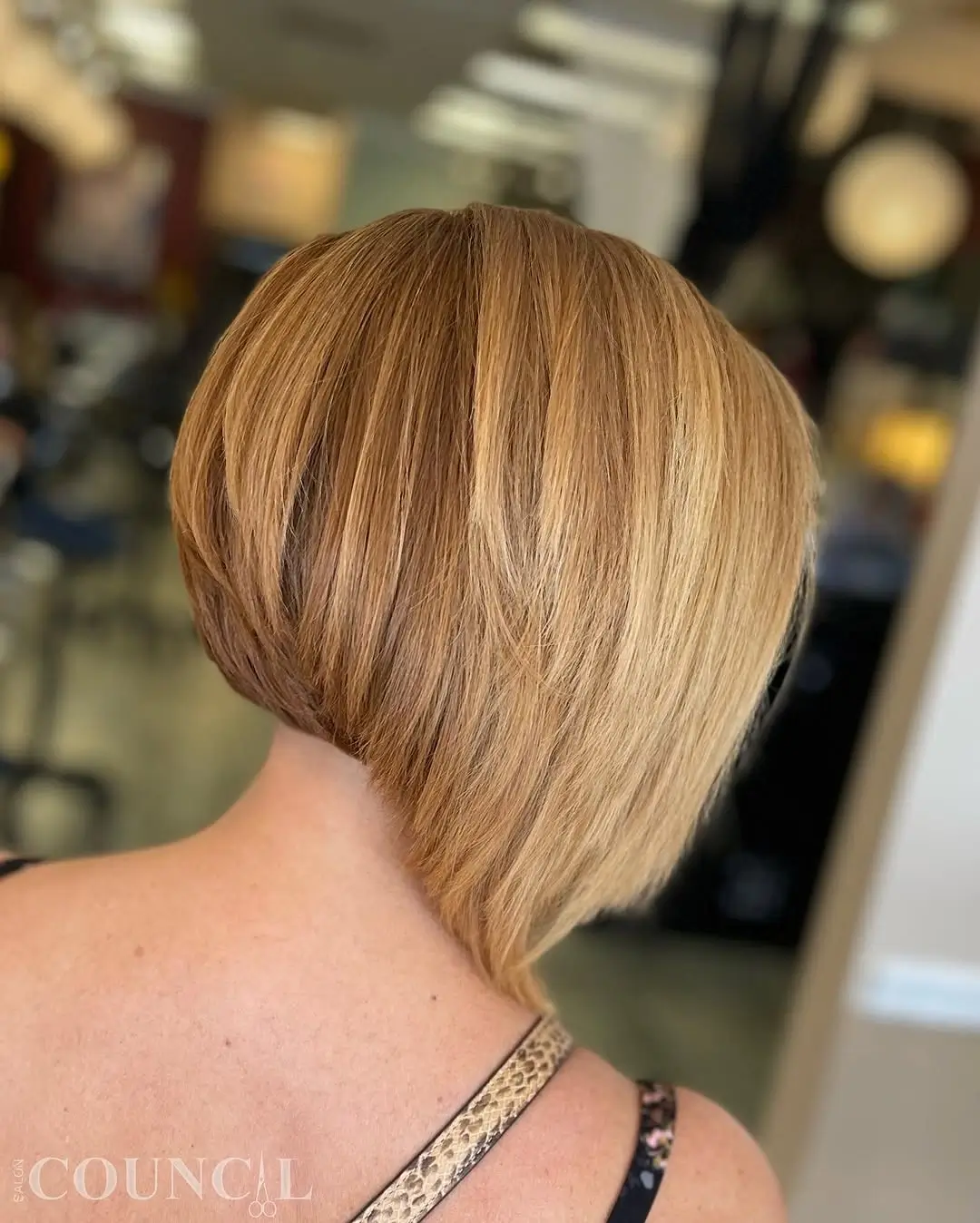 fall hairstyles 2026 Classic Angled Blonde Bob with Smooth Dimension