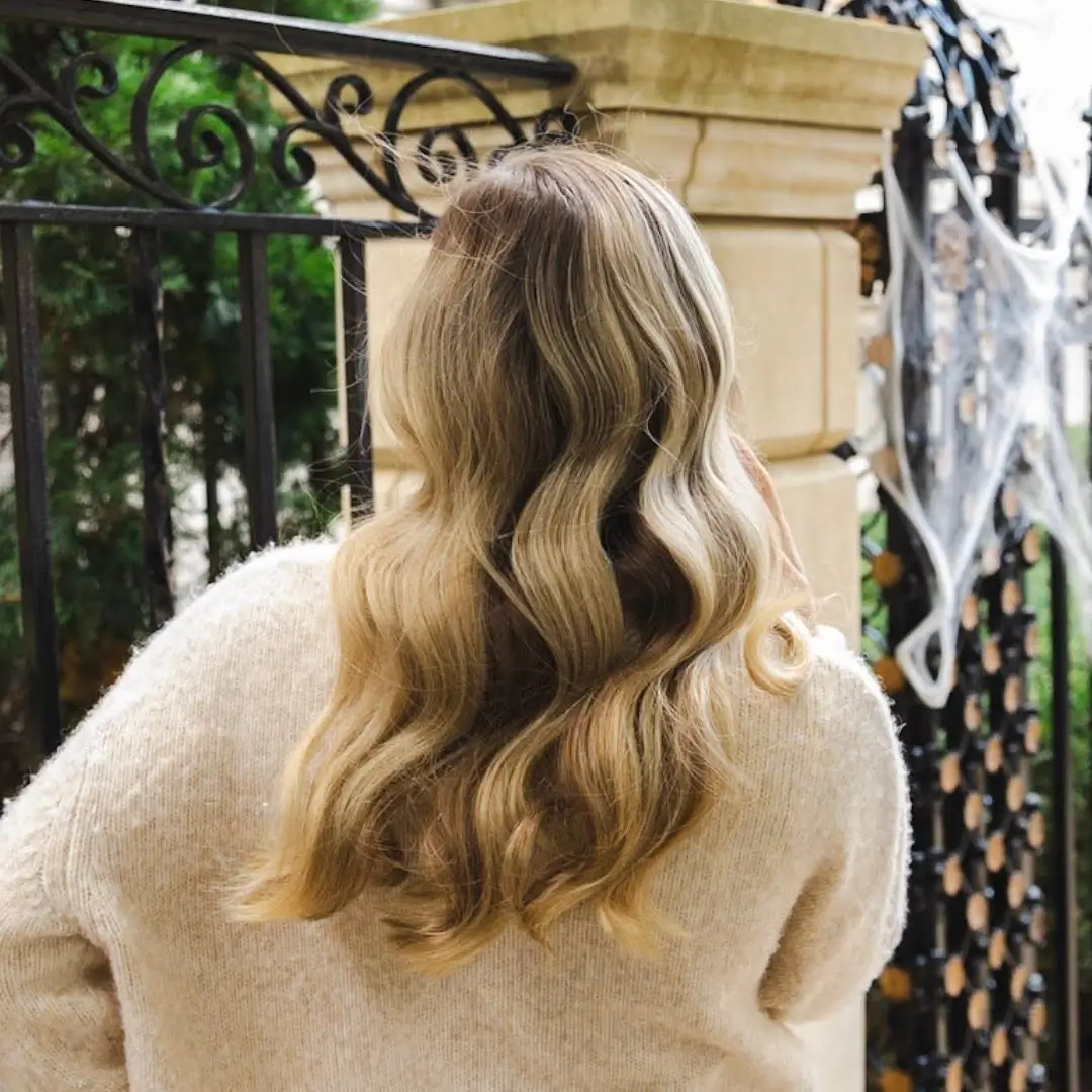 fall hairstyles for long hair 2026 Soft Champagne Waves With Luxurious Dimension