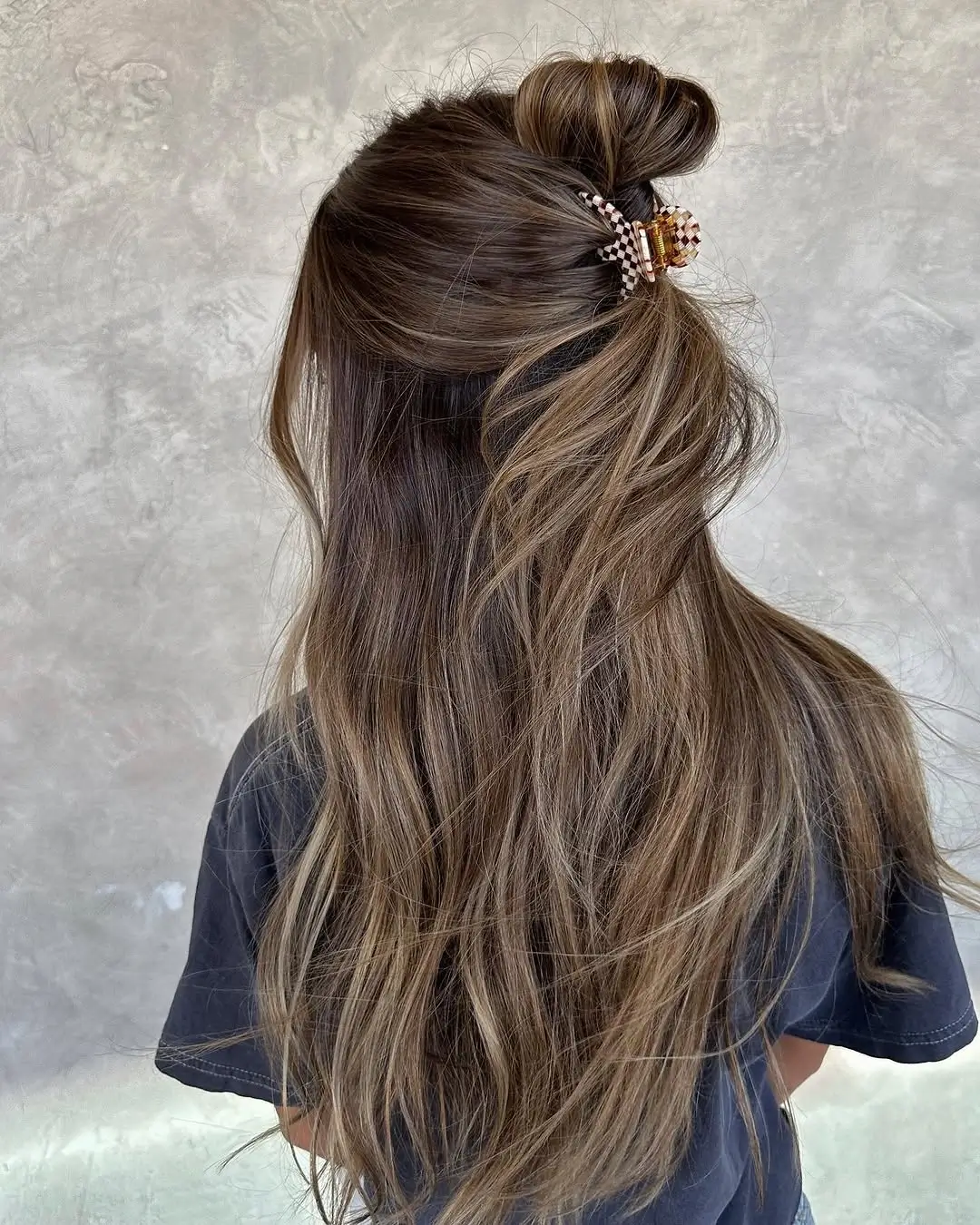 Fall hairstyles for office 2026 A Relaxed Half-Up Claw Clip Style for Long Hair
