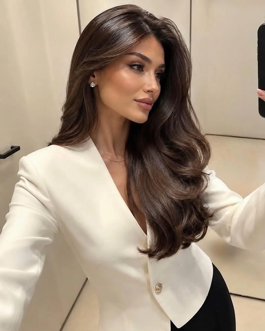 Fall hairstyles for office 2026 Glossy Voluminous Layers for a Confident Workday