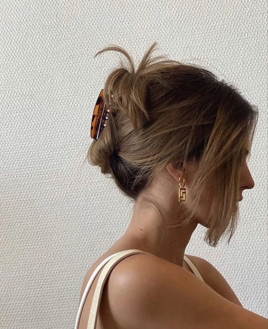 Fall hairstyles for office 2026 A Soft Twisted Half-Up Look That Feels Effortless