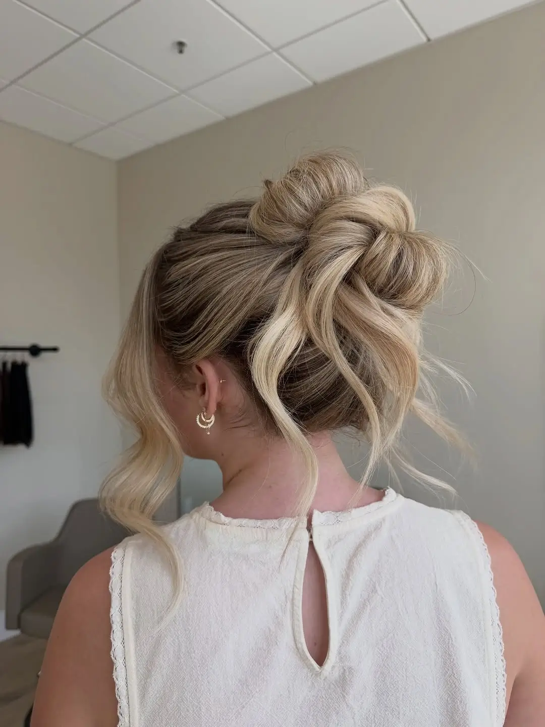 Fall hairstyles for office 2026 A Relaxed Claw Clip Bun for Medium-Length Hair