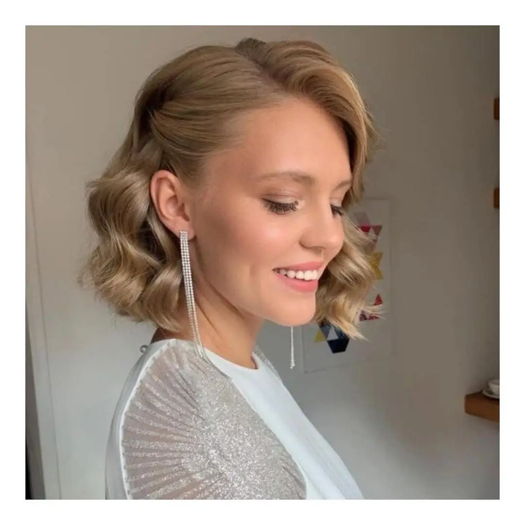 Fall hairstyles for short hair 2026 Side Swept Vintage Waves for an Elegant Evening Look