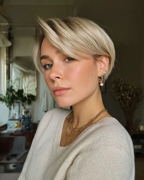 Fall hairstyles for short hair 2026 Chic French Pixie With a Sweeping Side Fringe