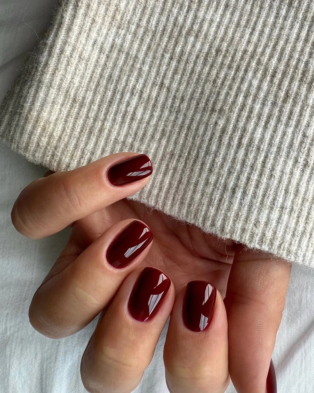Fall Manicure 2026 Glossy Cherry Wine Nails That Never Go Out of Style