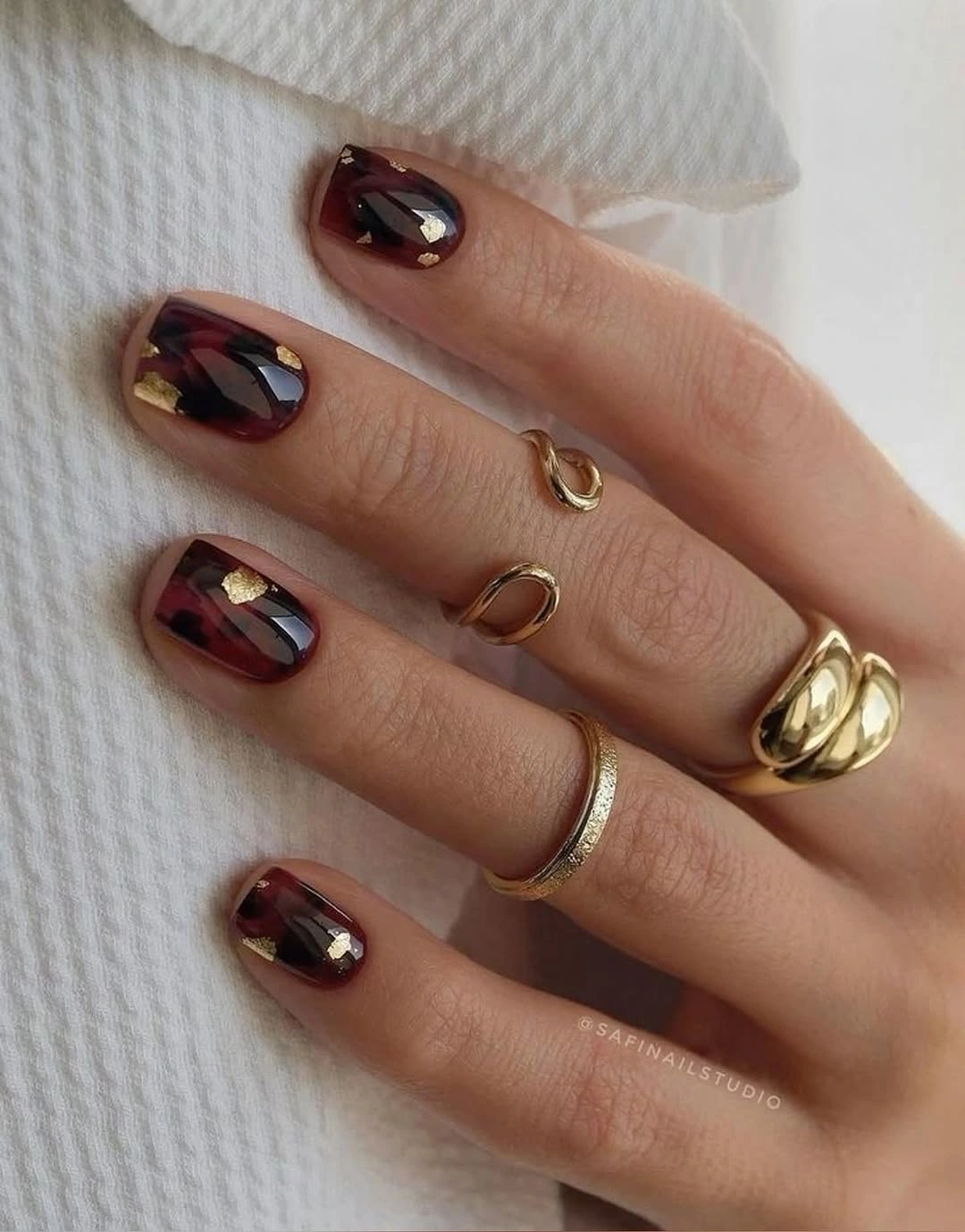 Fall medium nail ideas 2026 Short Tortoiseshell Nails With Luxurious Gold Foil Details