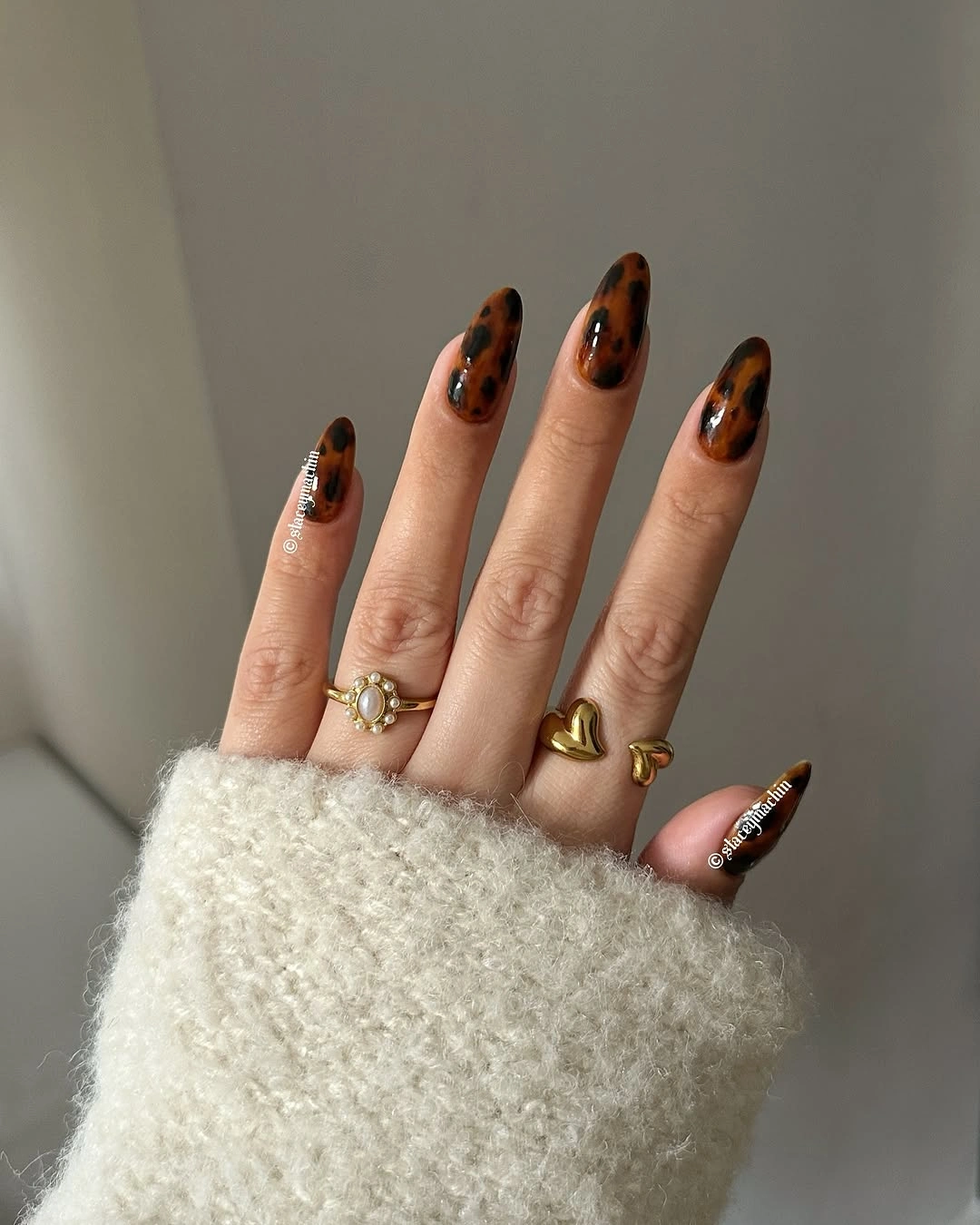 Fall nail art 2026 Glossy Burgundy Stripe Nails with Modern Elegance