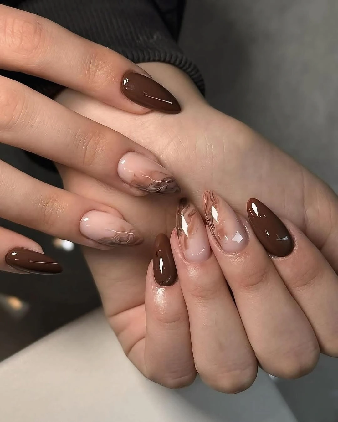 Fall nail art 2026 Glossy Cocoa Marble Nails with Soft Nude Swirls