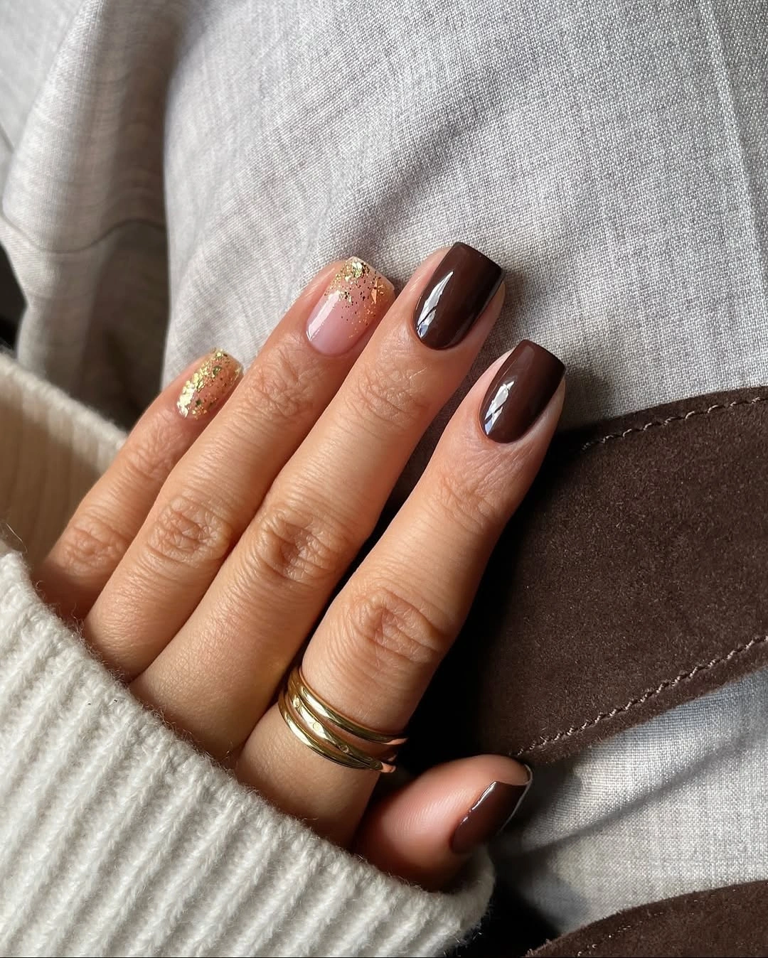 Fall Nail Designs for All Skin Tones 2026 Glossy Chocolate Nails With Golden Sparkle Accents