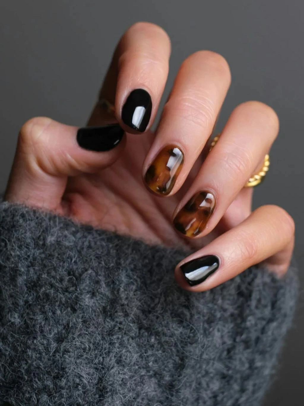Fall Nail Designs for All Skin Tones 2026 Classic Black and Tortoiseshell Nails That Never Miss