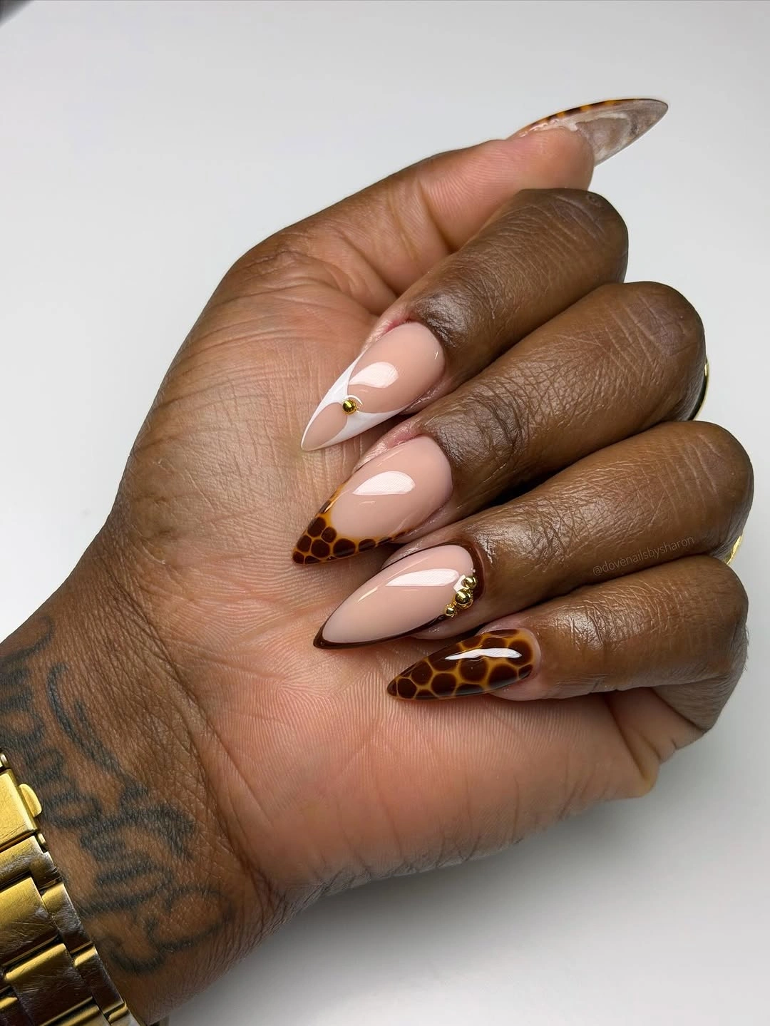 Fall Nail Designs for All Skin Tones 2026 Glossy Tortoiseshell Almond Nails With Luxe Gold Accents