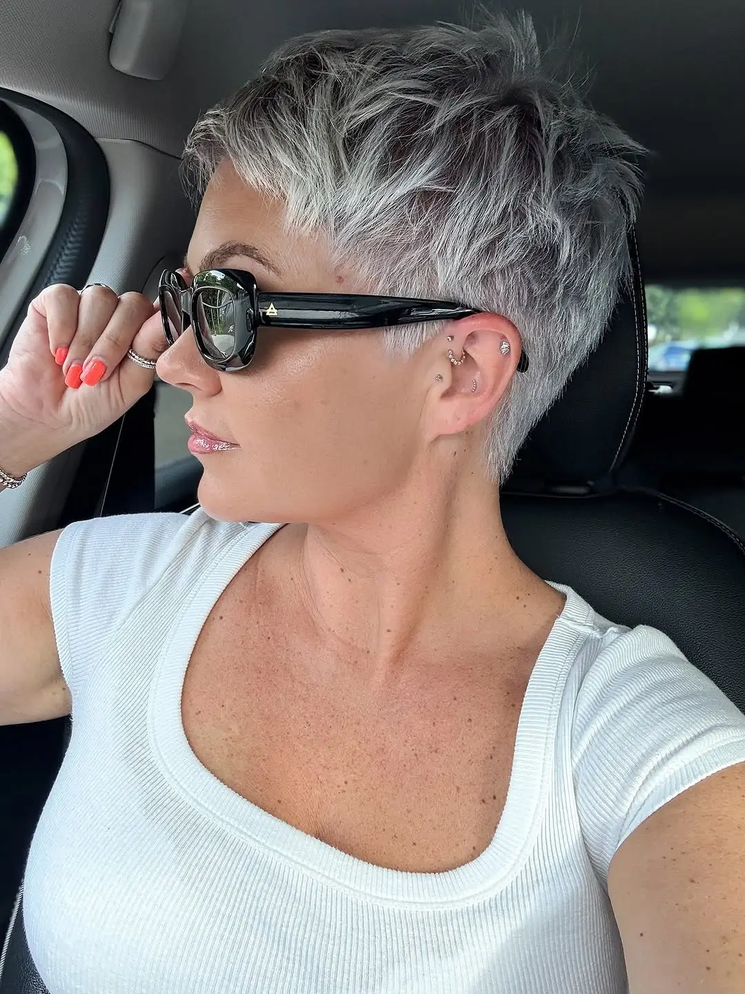 fall pixie haircut ideas 2026 Textured Silver Pixie With Modern Contrast