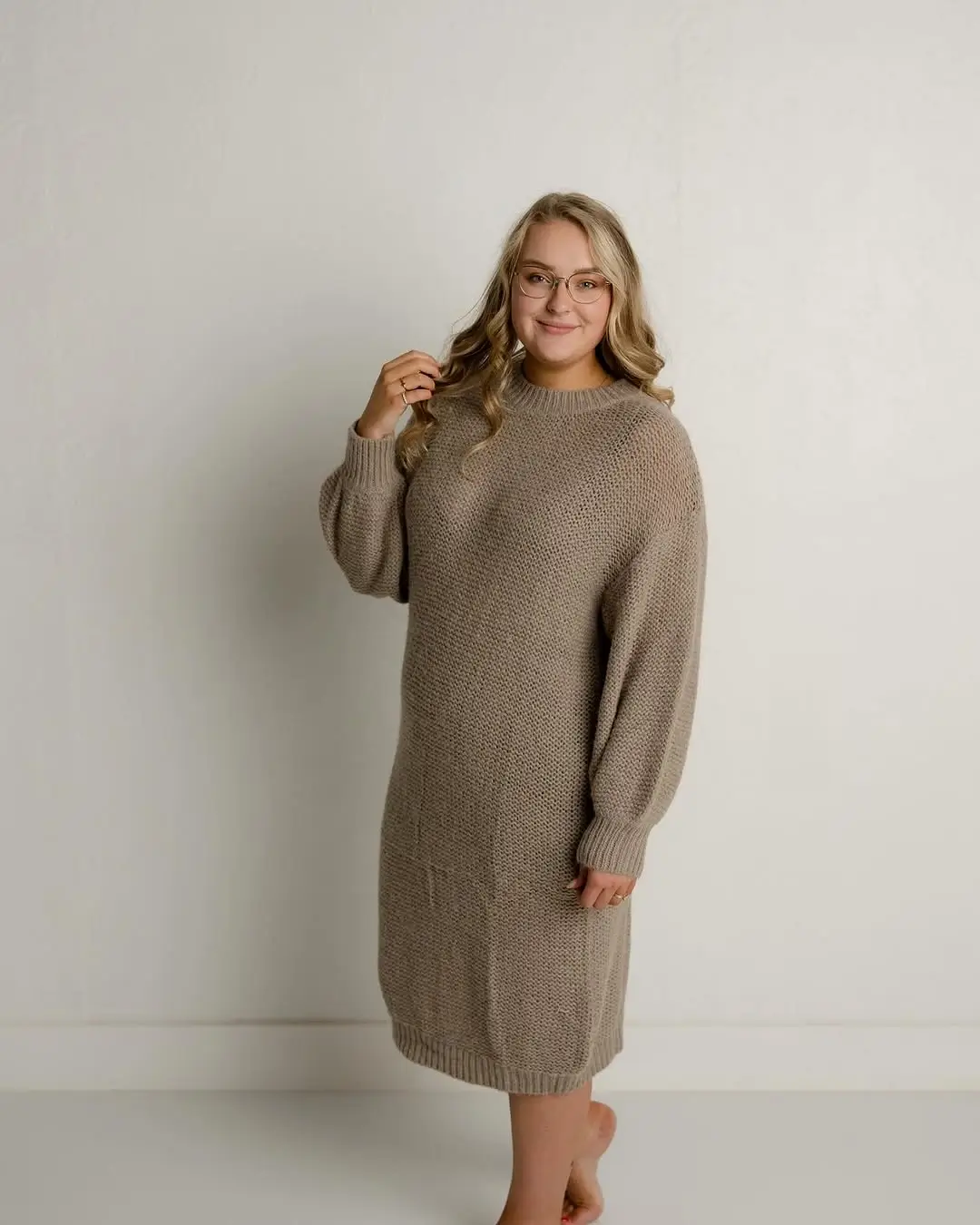 fall sweater dress outfits 2026 An Oversized Neutral Sweater Dress That Prioritizes Comfort
