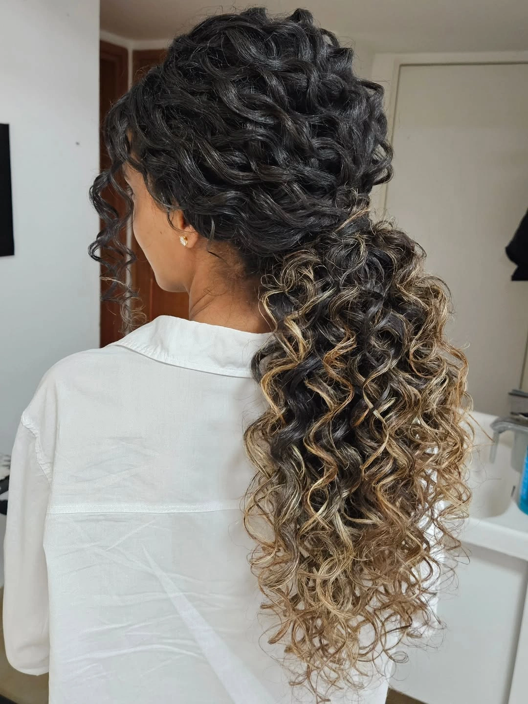 heatless curls hairstyle Soft Curly Low Ponytail with Dimensional Highlights