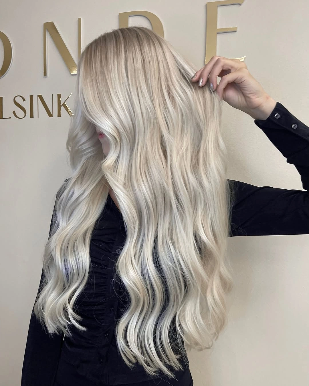 heatless curls hairstyle Soft Platinum Waves for an Effortlessly Luxe Finish