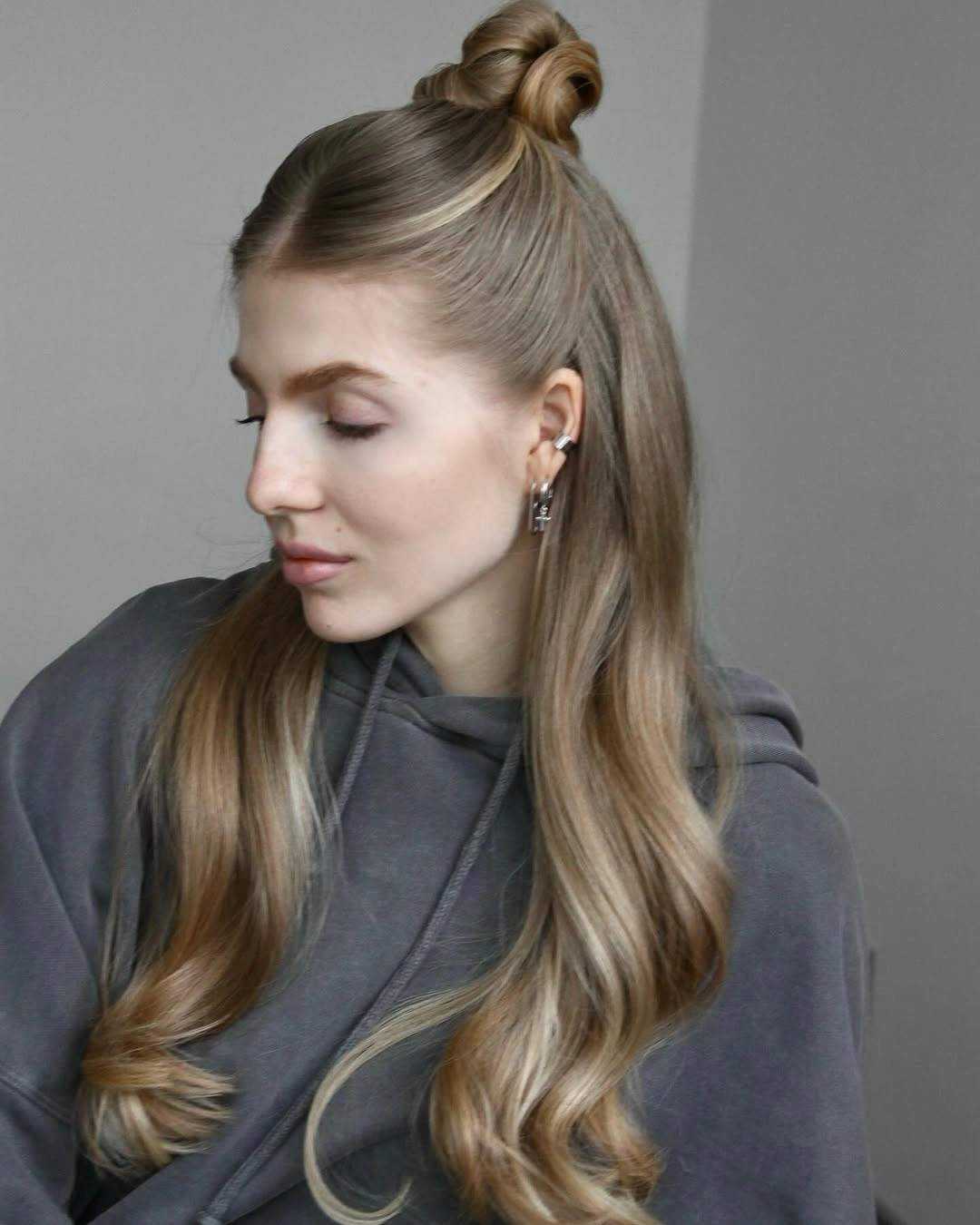 September hairstyles ideas 2026 The Elevated Half-Up Knot for Effortless September Days