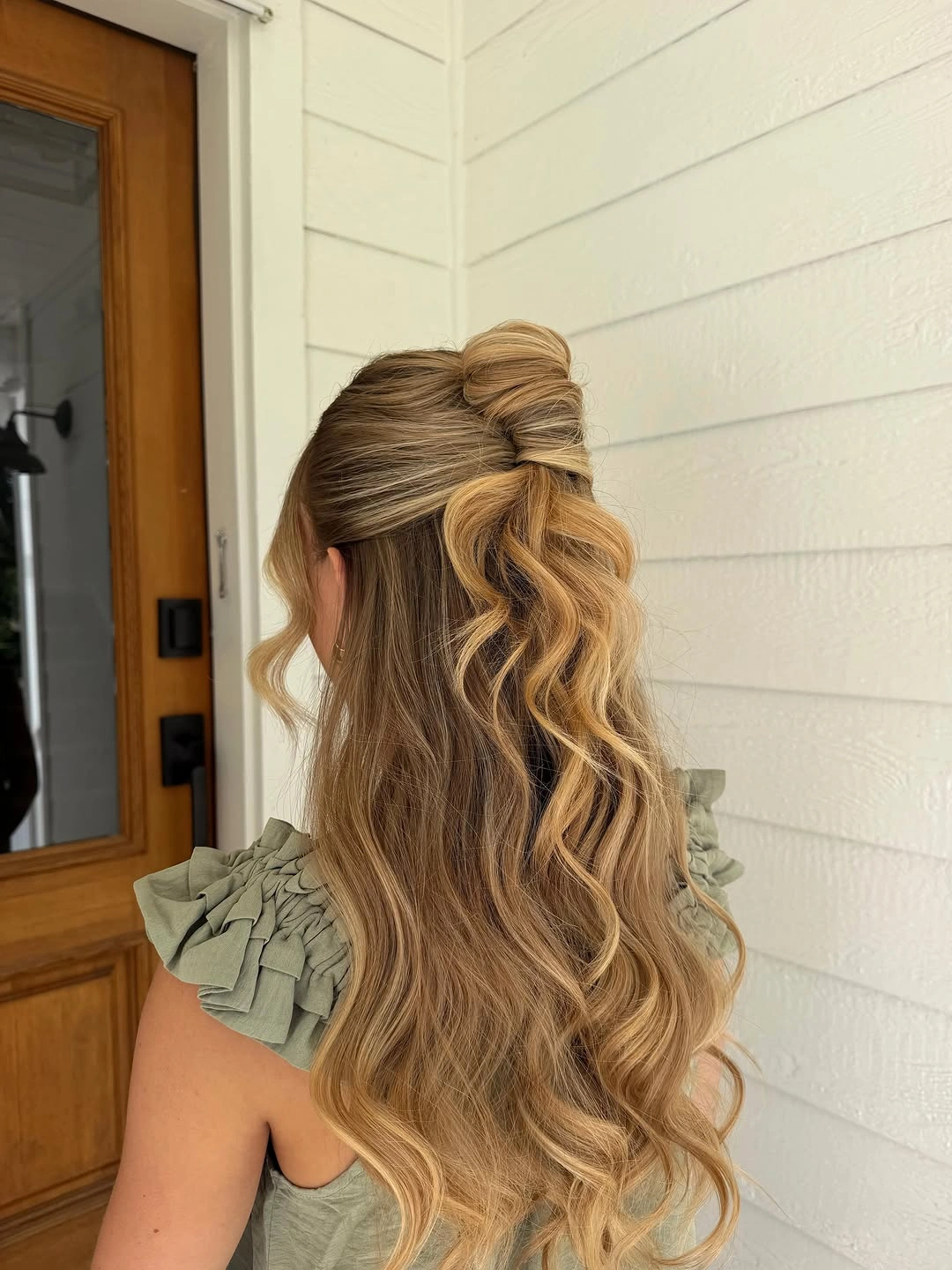 September hairstyles ideas 2026 Twisted Half-Up Bun with Honey Blonde Waves
