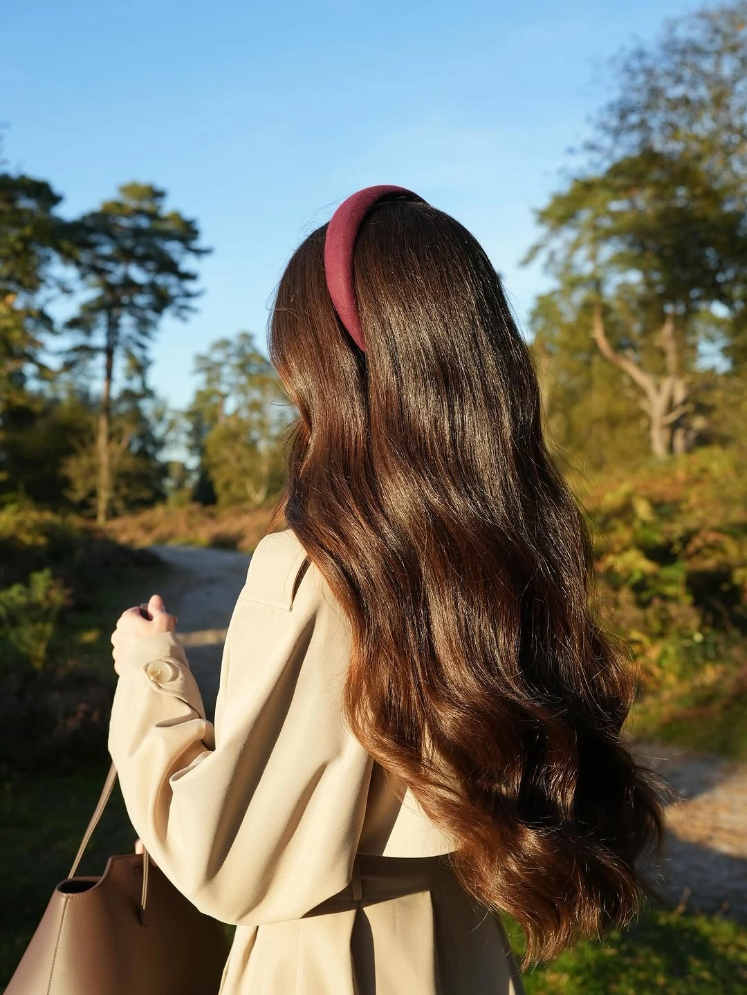 September hairstyles ideas 2026 Glossy Chocolate Waves with a Statement Headband