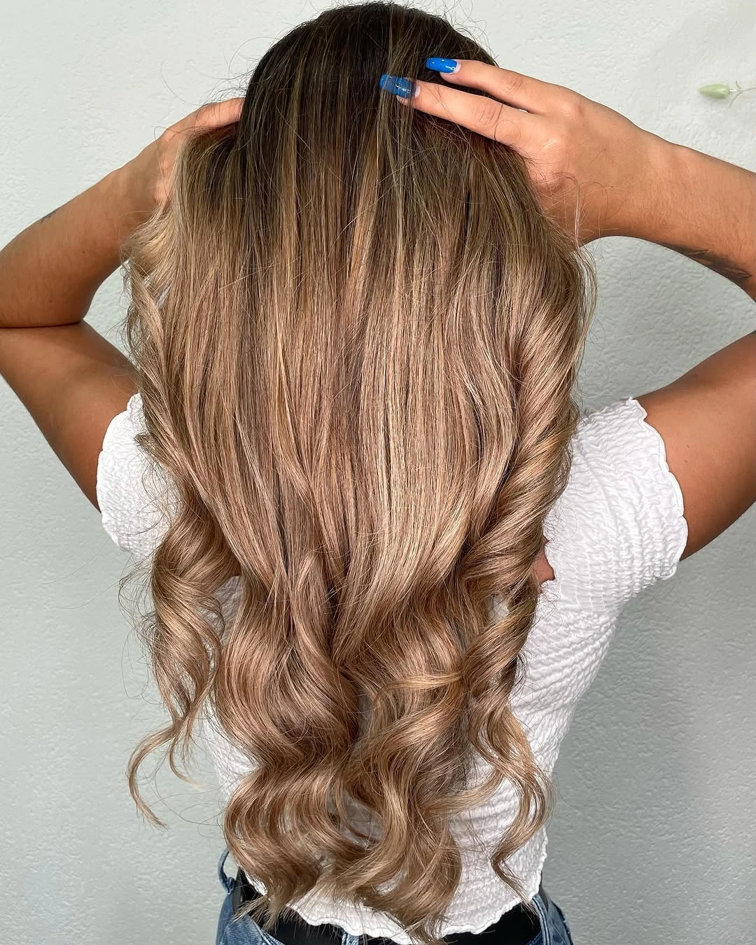 September hairstyles ideas 2026 Soft Beige Blonde Waves with a Lived-In Balayage