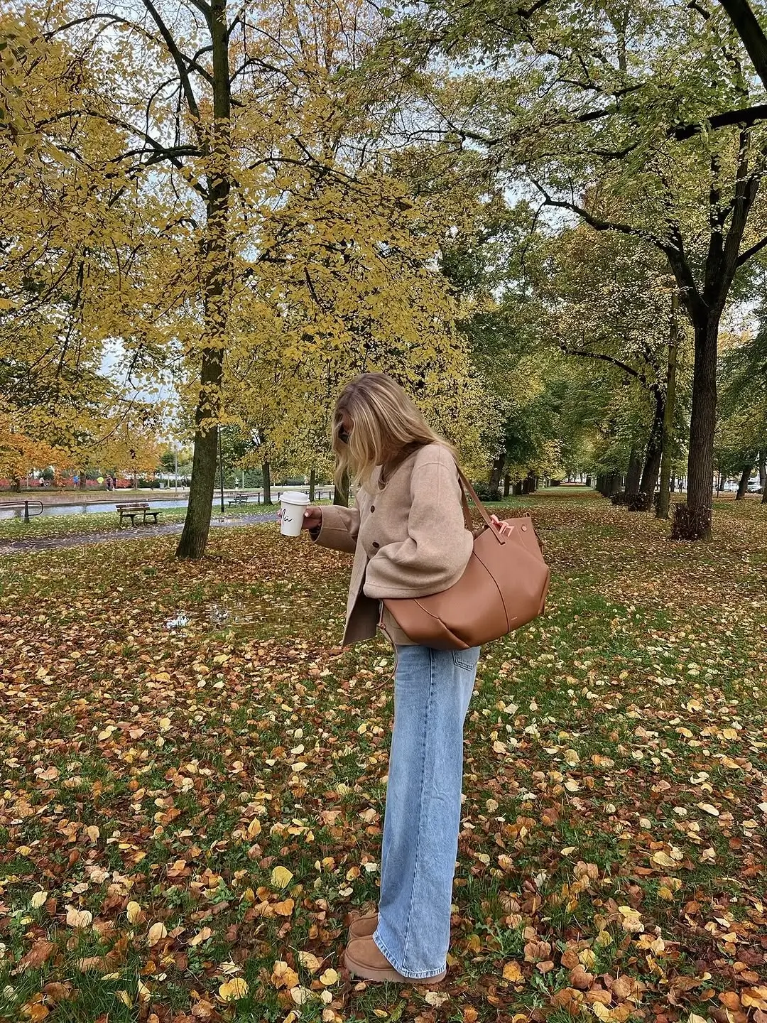 simple fall outfits 2026 Neutral Layers and Light-Wash Denim for Peaceful Fall Mornings