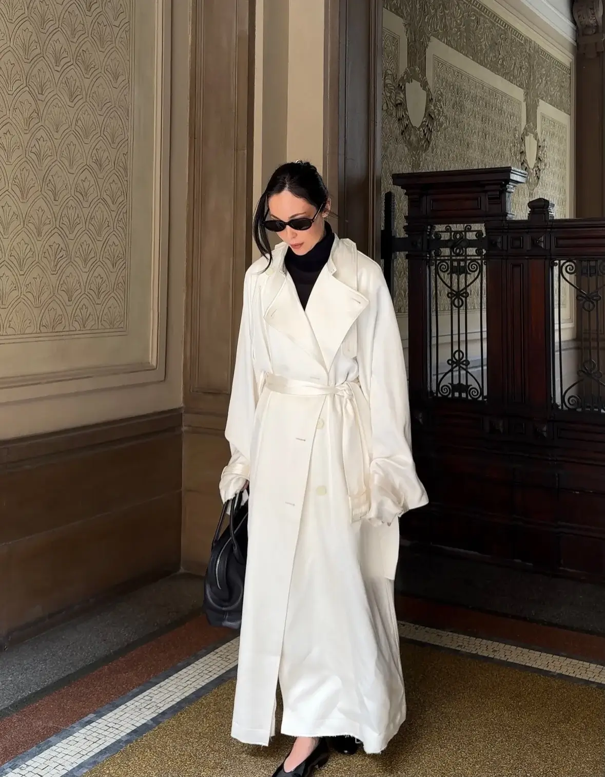 Trench coat fall outfits 2026 Minimalist White Layers That Feel Unexpected for Fall