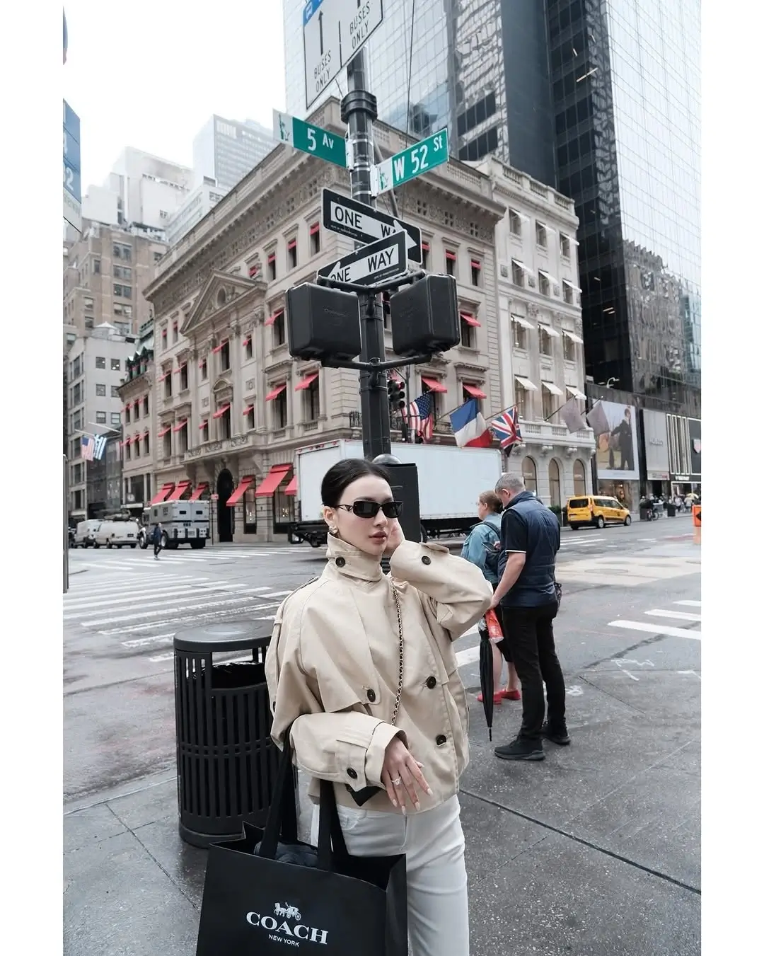 Trench coat fall outfits 2026 Cropped Trench Jacket With Clean Monochrome Layers
