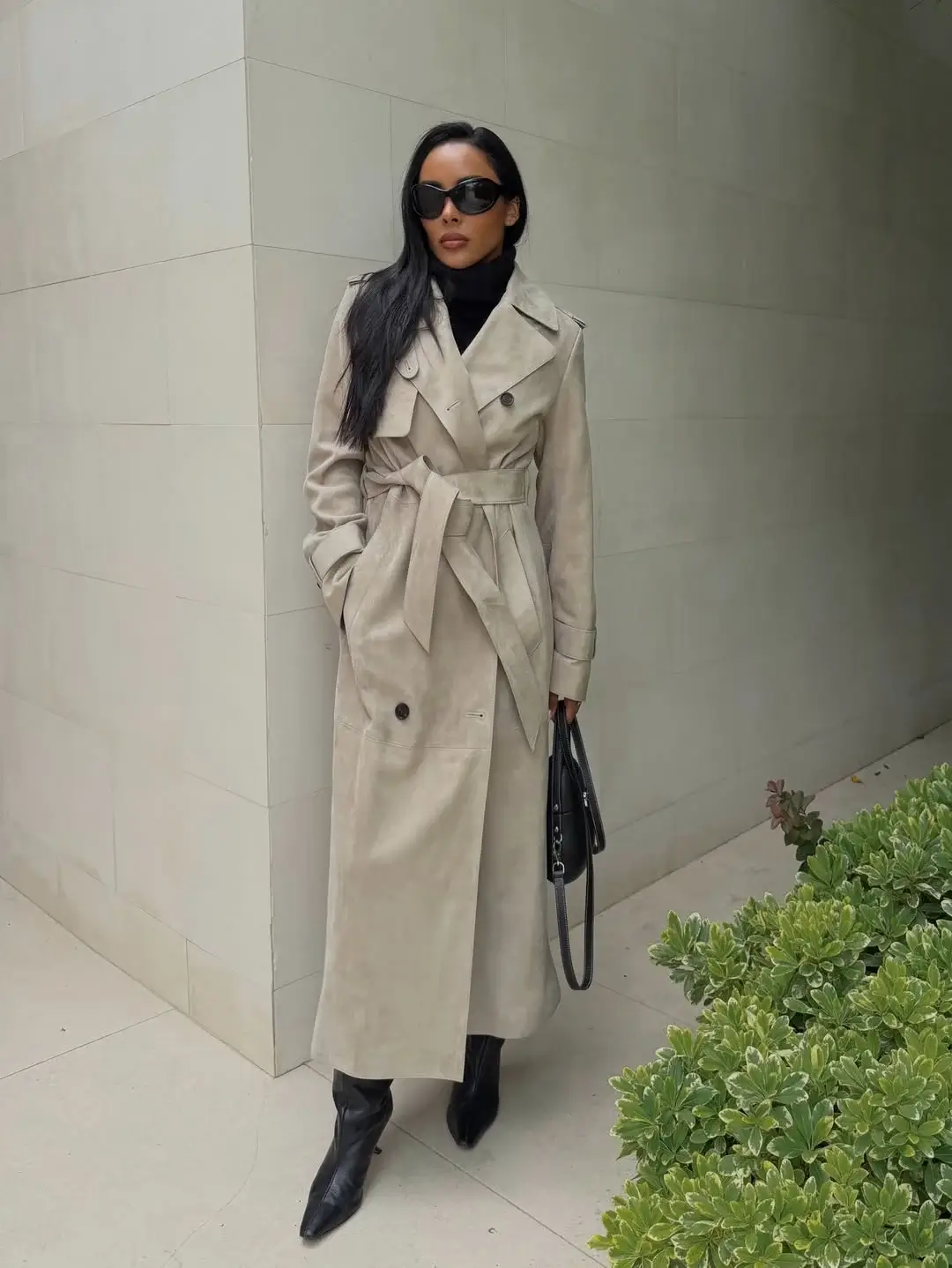 Trench coat fall outfits 2026 Elegant Neutral Trench With Black Accessories