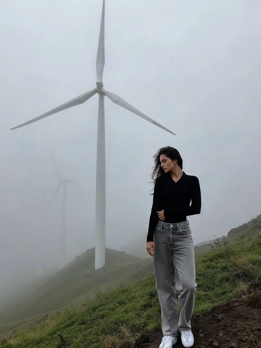 wide leg jeans outfit fall 2026 Minimal Layers for Windy Autumn Adventures
